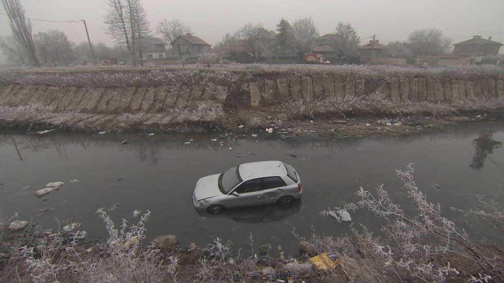 Серия катастрофи в последния работен ден: Кола падна в Владайска река, микробус - в канавка