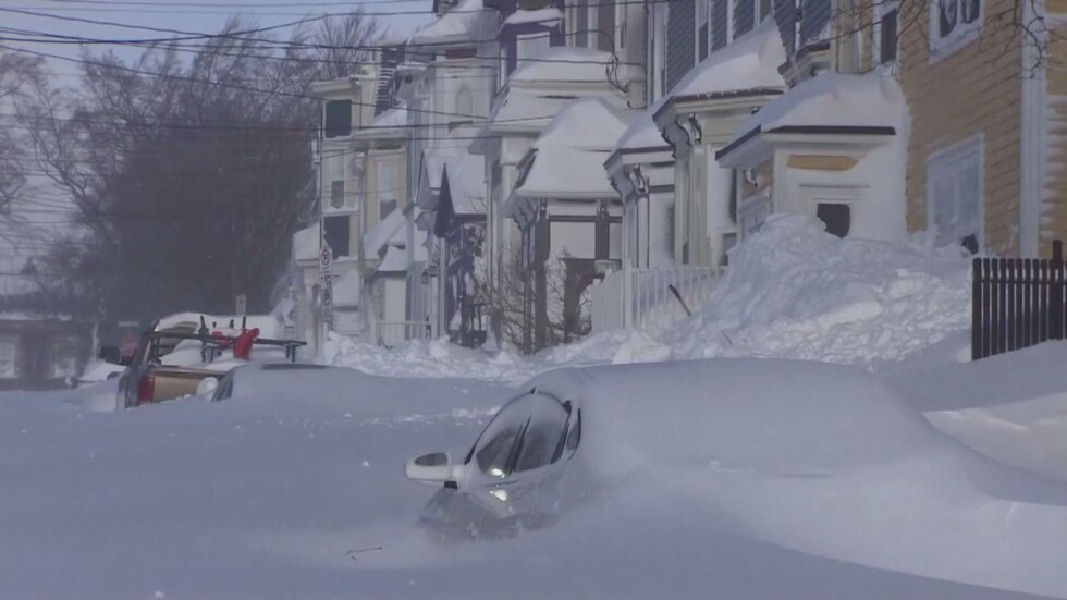 Снежна виелица в Канада – къщи и коли "изчезнаха" под снега (ВИДЕО)