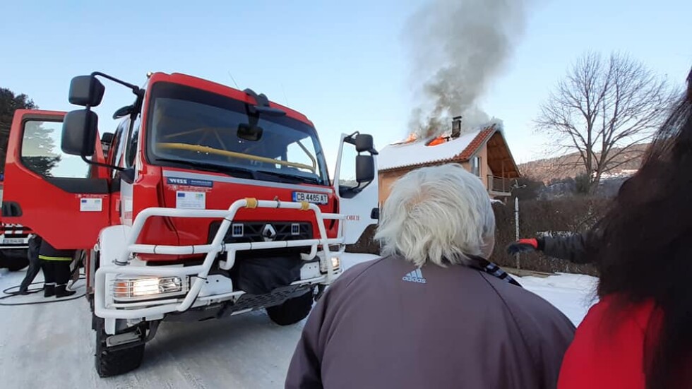 Пожарникари спасиха възрастна жена от горяща къща
