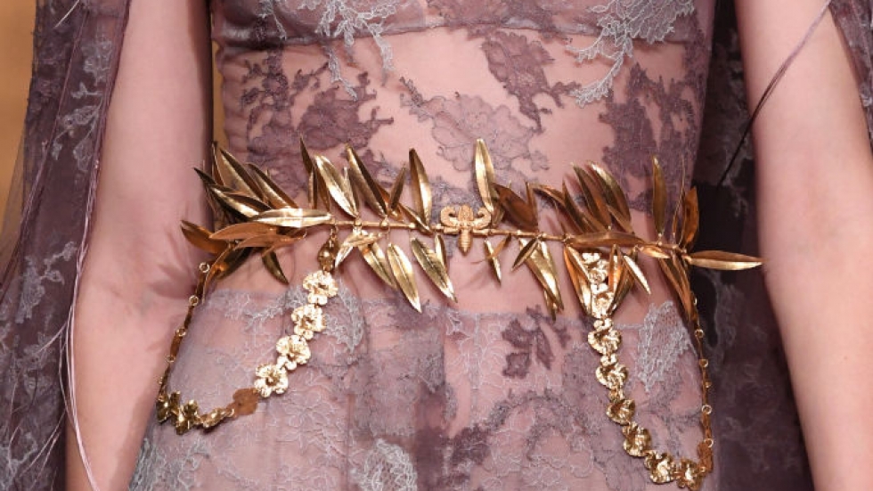 Dior представи модели със златни ресни, муселин и визия като на гръцки богини (ВИДЕО)