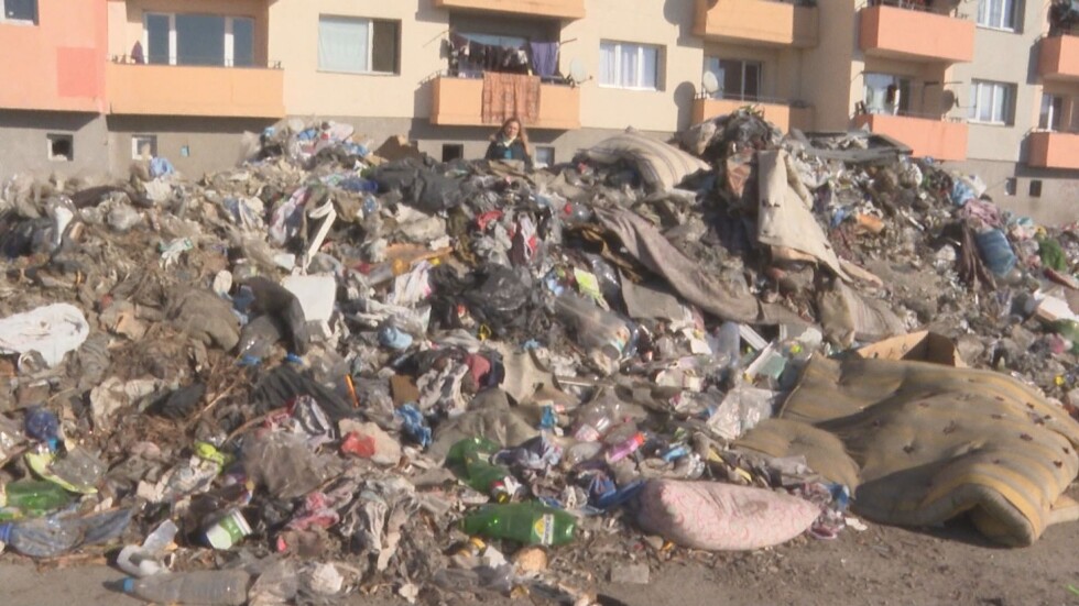 Глобиха цял блок в Казанлък заради камари от боклуци