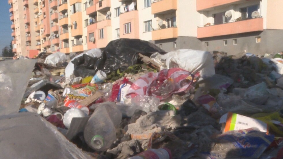 Ще спрат ли да хвърлят боклуци около блок в Казанлък след глобите за живущите там?