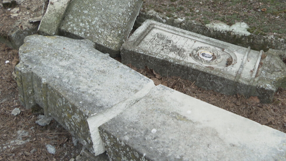 Вандализъм в едно от най-старите еврейски гробища в България