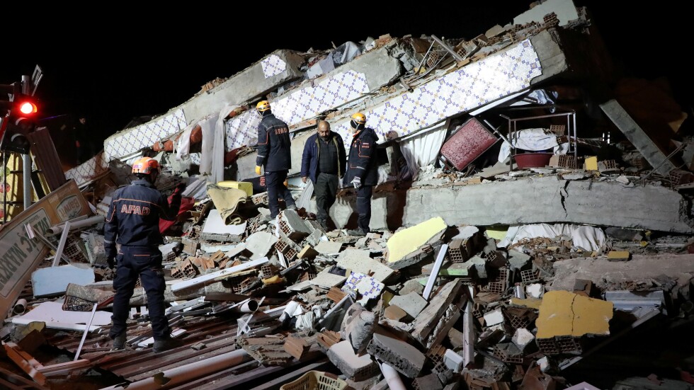 Расте броят на жертвите на силното земетресение в Турция от 6,9 по Рихтер