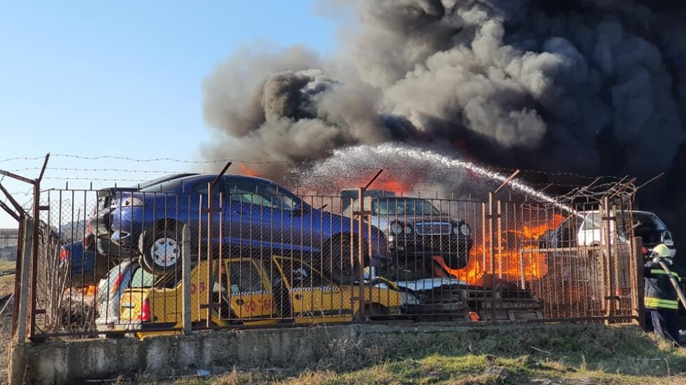 Пожарът в автоморга в Хасково вероятно е причинен от работа с оксижен