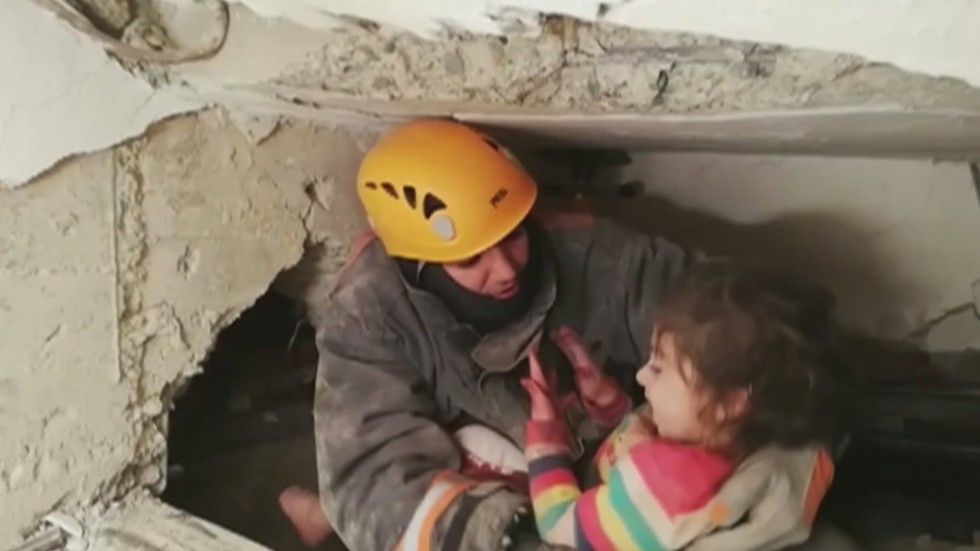 Извадиха живо 5-годишно дете от руините след силния трус в Турция