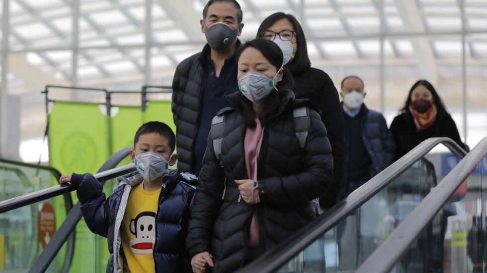 Жертвите на китайския коронавирус се увеличават