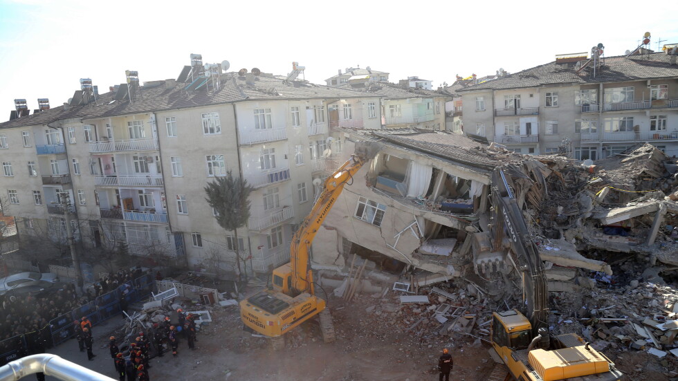 Броят на жертвите от земетресението в Турция достигна 39 души