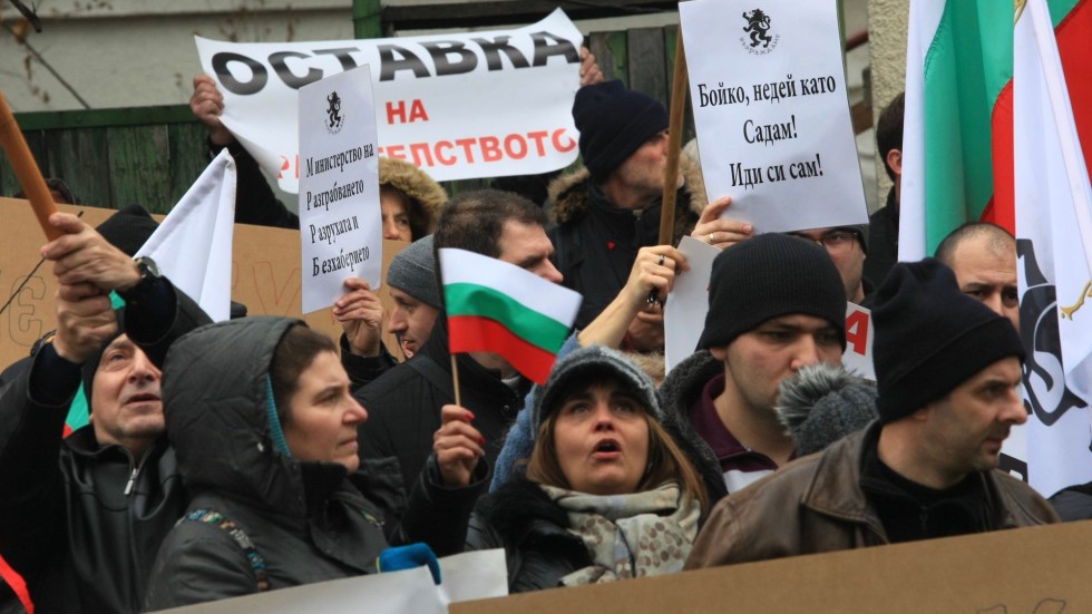 Почти 40 обгазени на протест пред МРРБ за оставката на кабинета 