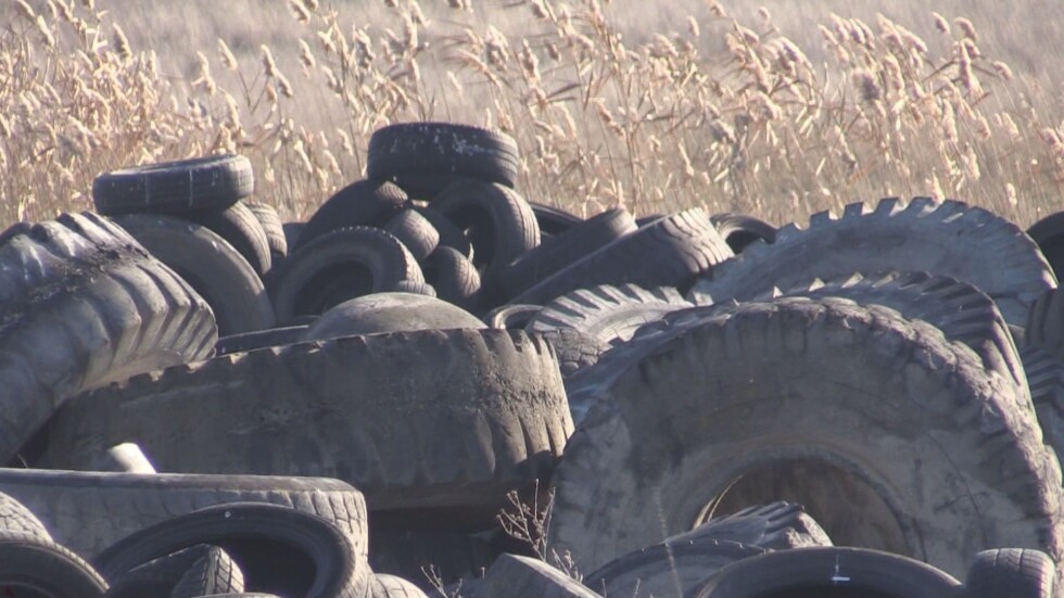 Прокуратурата издирва собственика на незаконно депо за гуми до Атанасовското езеро в Бургас