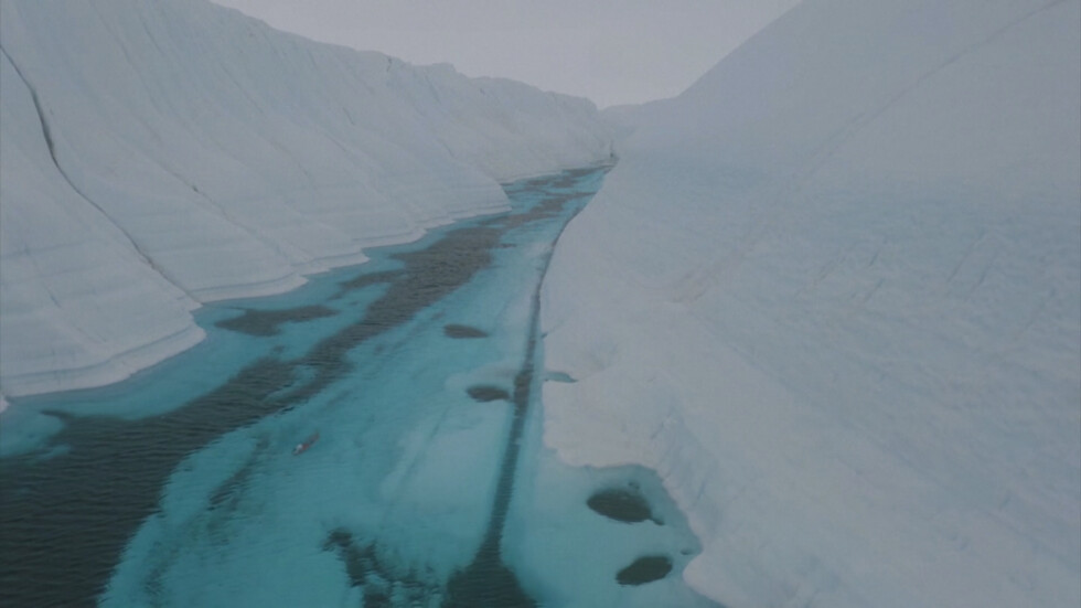 В името на климатичните промени: Британец плува в ледените води на Антарктида
