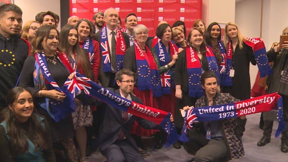Сбогуване в Европарламента: Британските дипломати си размениха подаръци с колегите