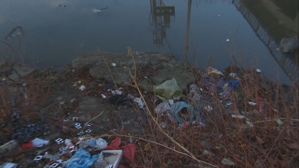 Купища боклуци се хвърлят във Владайска река в столичния квартал „Малашевци“
