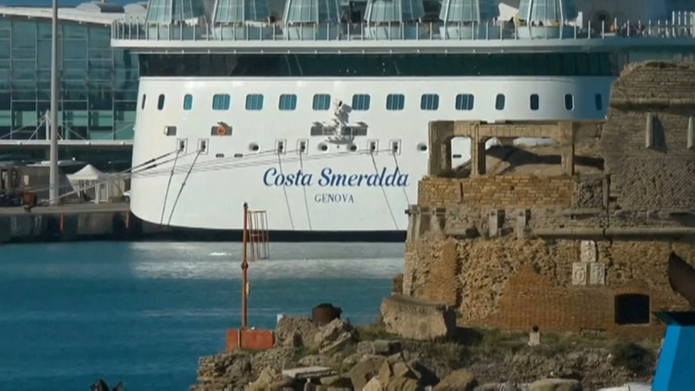 Заради коронавируса: Круизен кораб с 6000 туристи е задържан в Италия