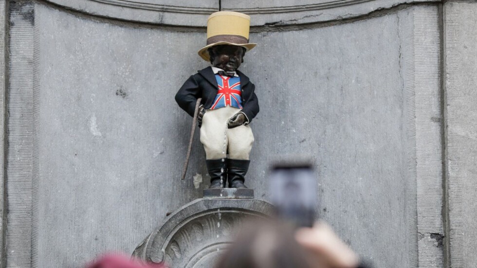 Символът на Брюксел почете брекзит: Манекен Пис беше облечено като Джон Бул