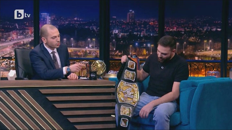 Шоуто на Николаос Цитиридис: Тото от „Скандау“ показа колана си на шампион по кеч