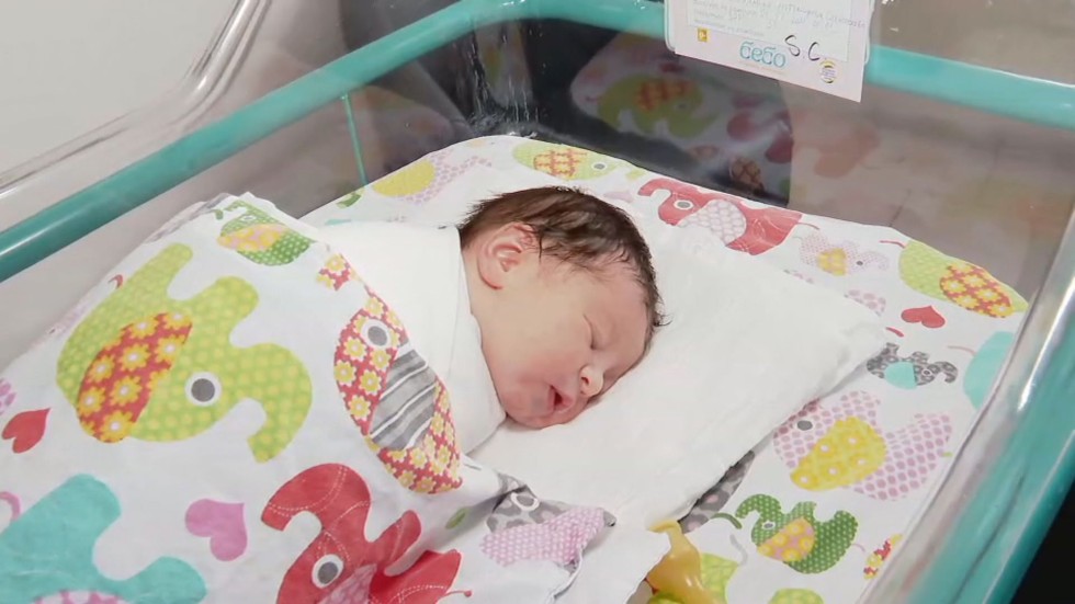 Първото бебе на 2021 г. проплака във Варна