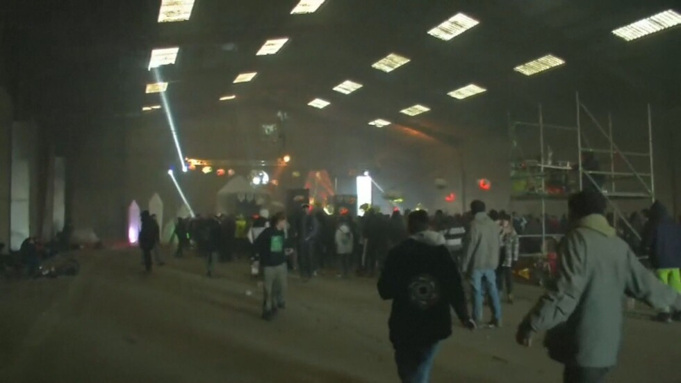 Нелегално новогодишно парти във Франция: Над 2500 души празнуваха в хангар 