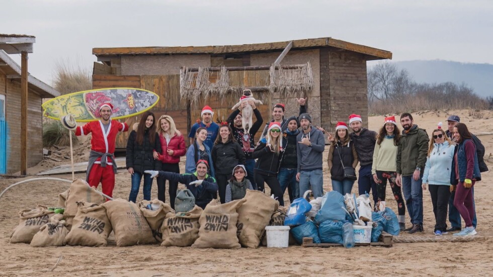 Ентусиасти почистиха от отпадъци черноморското крайбрежие на Коледа и Нова година