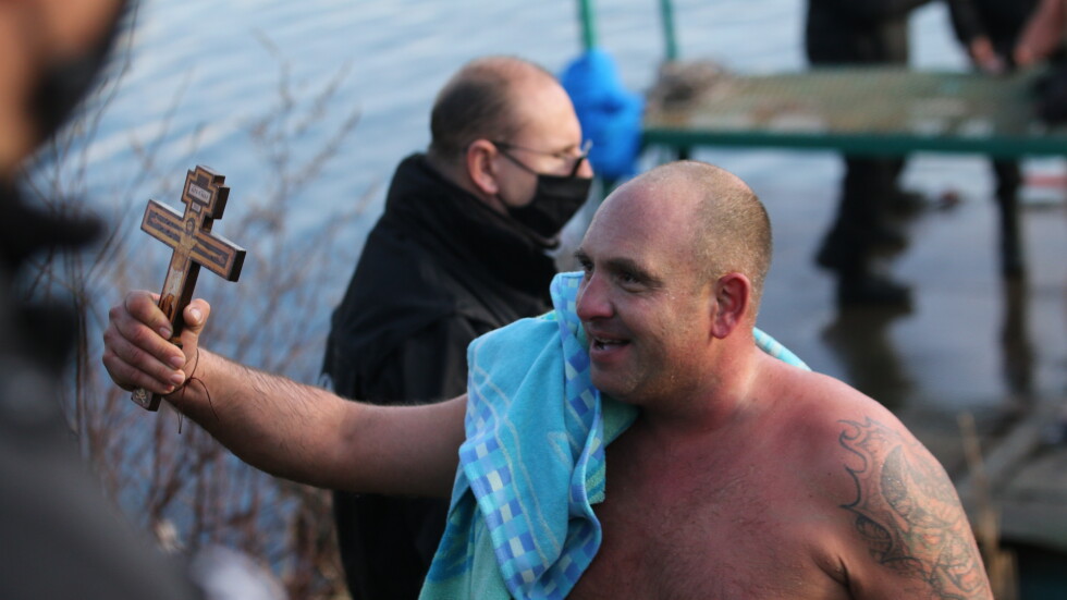 36-годишният Вячеслав извади Богоявленския кръст от езерото в столичния кв. „Дружба“