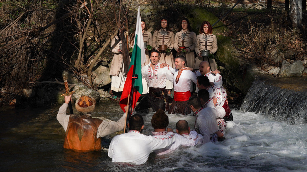 "Бага-Тур" изпълни ритуала Водици в река Мъглижка (СНИМКИ)