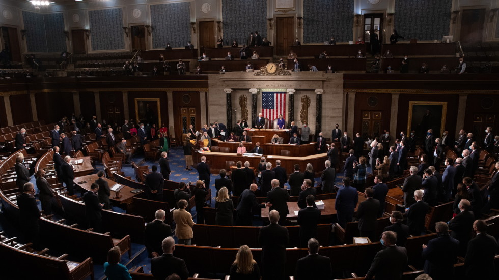 Конгресът на САЩ възобнови работа след щурма на Капитолия от привърженици на Тръмп