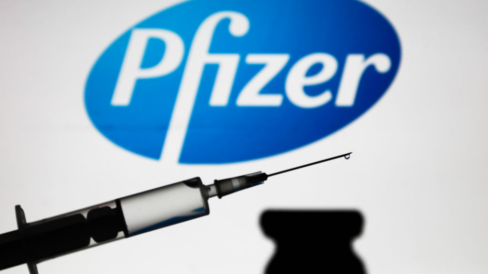 "Пфайзер" обеща да навакса с доставките на ваксини за ЕС