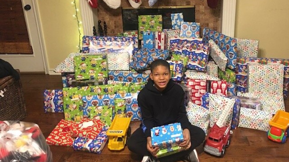 13-годишно момче от Тексас осигури подаръци и вечеря за 60 бездомни деца 