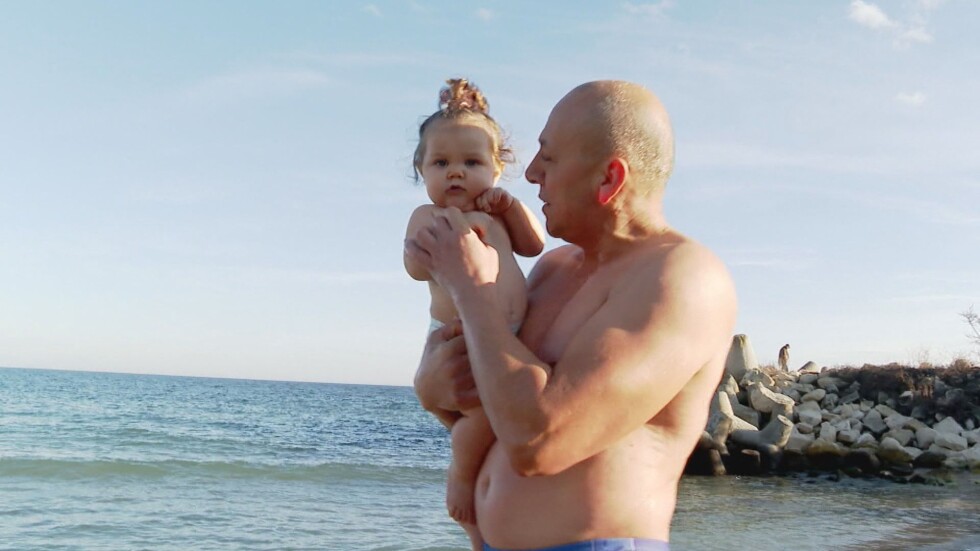 Малка героиня: Момиченце на 11 месеца се потопи в леденото Черно море