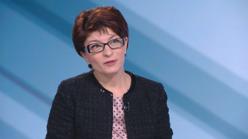 Десислава Атанасова: Радев трябва да обясни защо промени позицията си за датата на вота