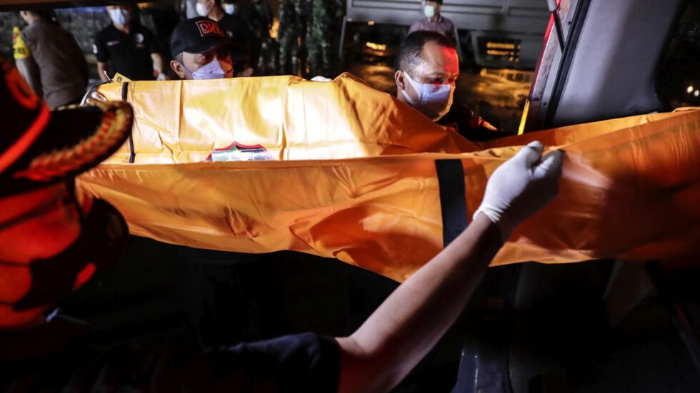 Продължава издирването на тела от разбилия се индонезийски самолет