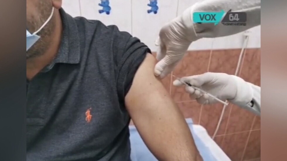 Скандал с ваксините в Сандански: Общински съветници се имунизираха наравно с медиците