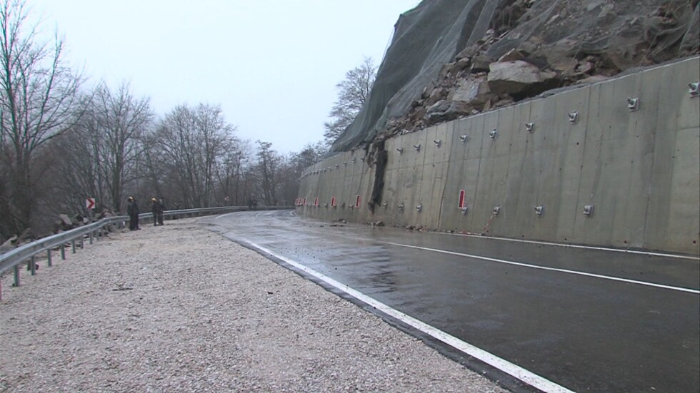 Пътят за Рилския манастир остава затворен през следващите дни заради новото срутище 