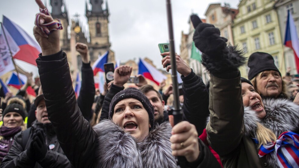 Хиляди на протест в Прага срещу ограниченията заради пандемията