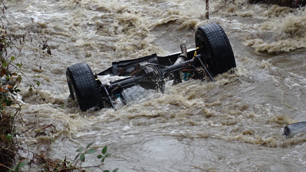 Водите на река в Благоевградско повлякоха кола заедно с шофьора
