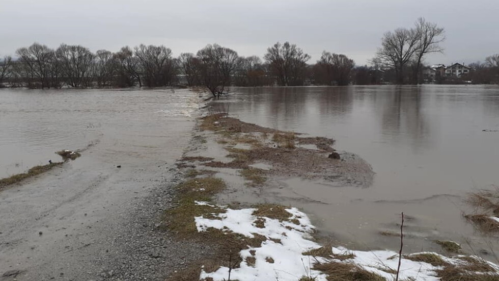 Частично бедствено положение в Пернишко заради високите нива на реките