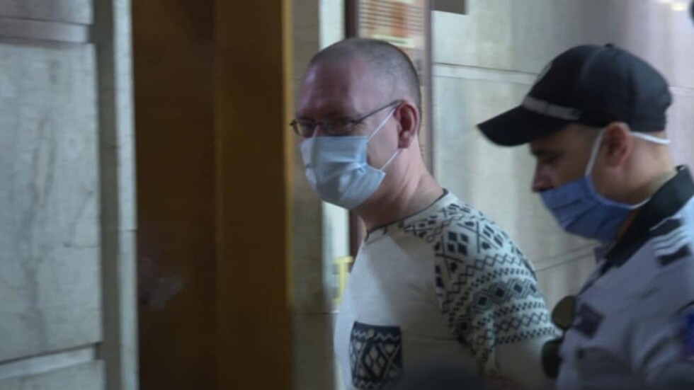 Пасторът, обвинен в блудство в Сливен: Даниел Хъл още праща писма и пари на жертвите