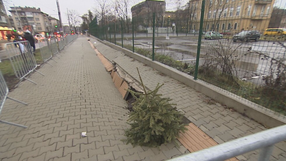 Некачествен ремонт ли е причината за пропадането на тротоар над метростанция в София?