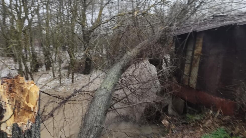 Заради опасност от наводнение евакуираха вилна зона край Бургас