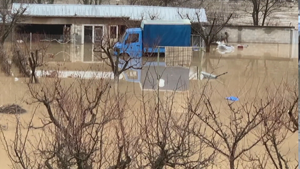 Реки излязоха от коритата си в Южна България, наводнени са къщи и пътища