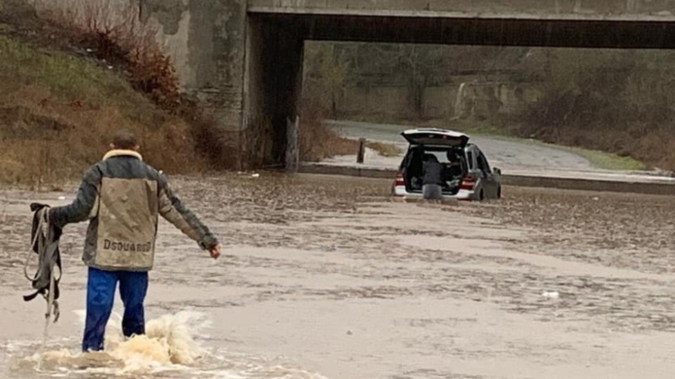Евакуация и пътища под вода в Бургаско (ОБЗОР)