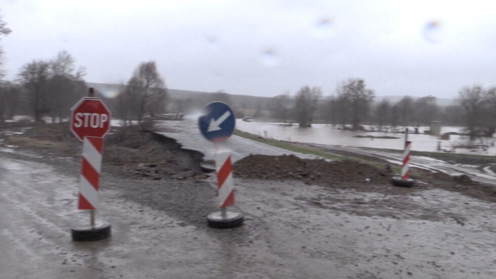 Все още има затворени пътища след пороите и наводненията в Бургаско и Благоевградско