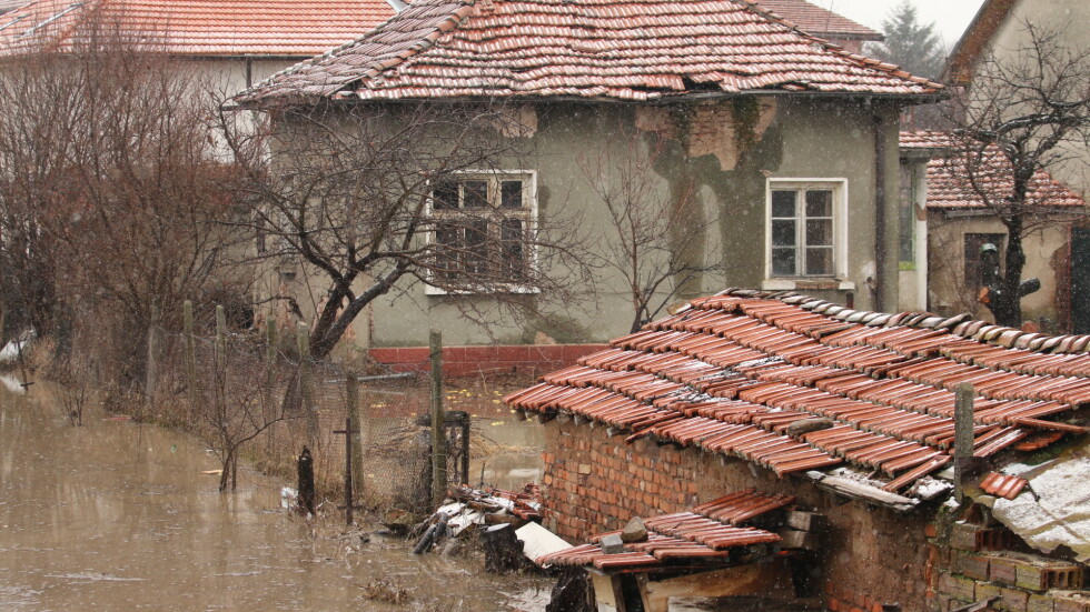 Къщи в кв. „Требич“ и селата Мировяне и Волуяк са отводнявани тази нощ