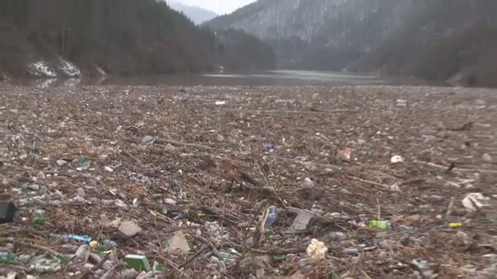 Плаващо сметище: Големи количества отпадъци по река Искър