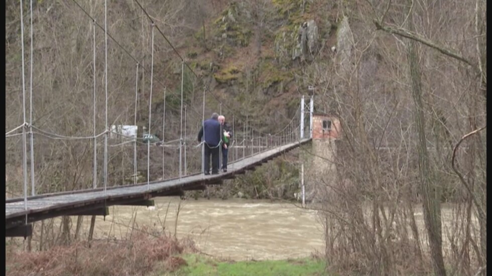 Хляб в потопа: Въжен мост спасява хората, откъснати от света заради дъждовете
