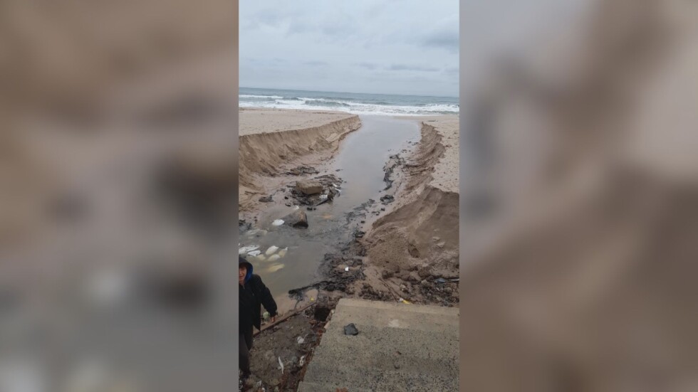 Дъждовете и бурните вълни отнесоха плажовете на Созопол, твърди концесионерът