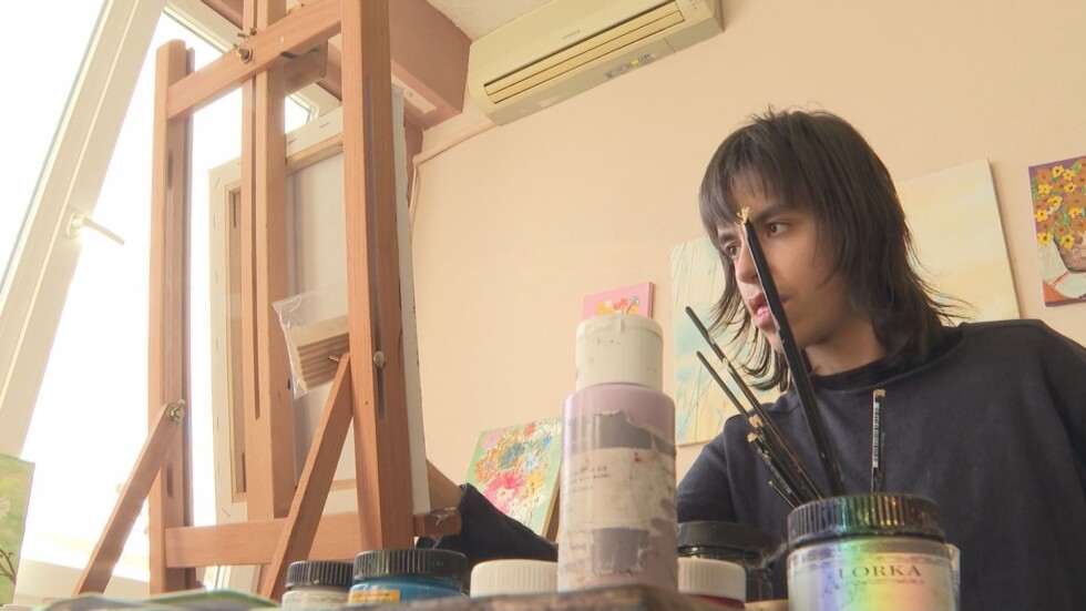 С изкуство срещу болестта: Дете с аутизъм рисува и продава картини