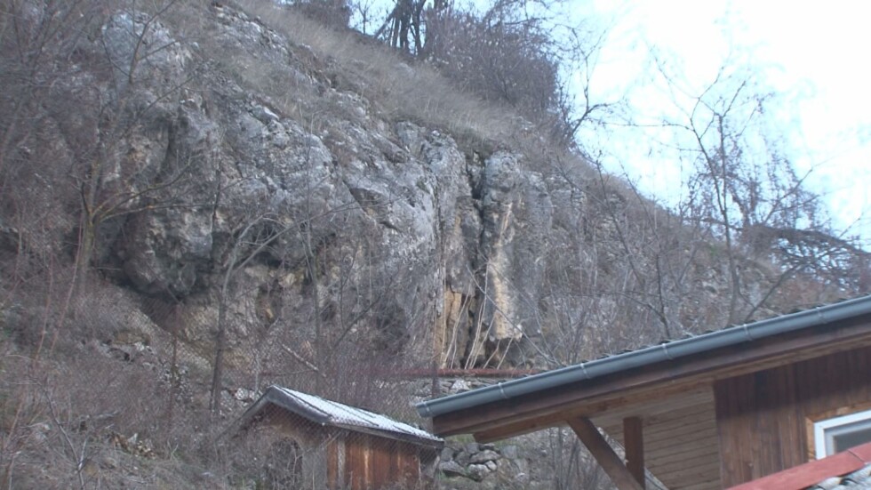 Геолози правят оглед на опасно свлачище в пловдивското село Дряново