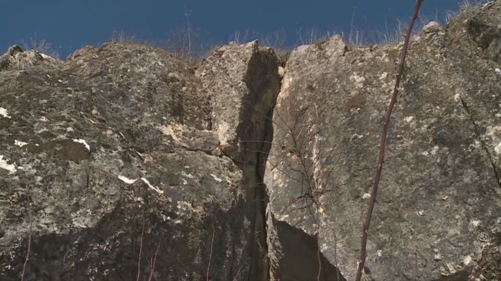 Опасното свлачище край Дряново: Отпуснаха 476 хил. лв. за укрепване на 50-тонната скала (ОБЗОР)