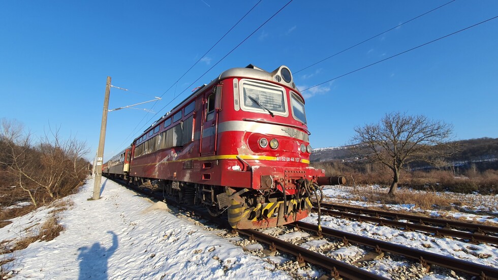 Влак блъсна каруца край Нова Загора